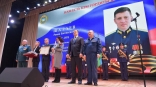 В Омске Хоценко вручил медали «Золотая Звезда» семьям Героев России, погибших на СВО