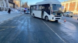 В центре Омска автобус с пассажирами № 72 влетел в столб