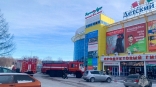 Появились кадры пожара в торговом центре Омска на 6-й Станционной