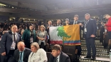 На съезде глав муниципалитетов в Москве Геннадий Долматов развернул флаг Омского района