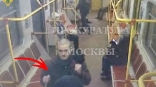 Появились кадры ножевого нападения на омичей в московском метро