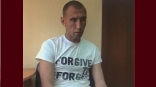 Тарчанин слушал приговор по делу об убийстве жены в футболке «Простить, чтобы забыть»
