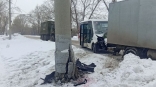 В Омске муниципальная маршрутка влетела в столб на заснеженной дороге