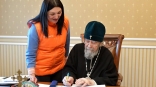 В Омске митрополит на покое Владимир оставил подпись в поддержку выдвижения Владимира Путина