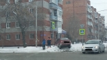 Малиновая «Лада» вылетела на тротуар на пешеходном переходе в Омске