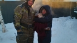В Омске из горящего дома спасли спрятавшегося котика