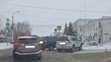 В Омске у отдела полиции столкнулись два одинаковых джипа