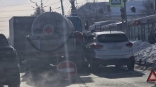 Газовоз попал в ДТП у автобусной остановки в Омске, спровоцировав большую пробку