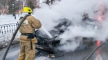 Возле омского драмтеатра на дороге сгорел автомобиль