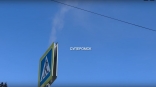 Появилось видео парящего дорожного знака в центре Омска