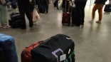 Омский аэропорт объяснил отсутствие багажных тележек в здании