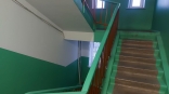 В Омске 9-летний школьник погиб после падения в лестничный проем