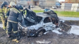 Два омича едва не сгорели заживо в машине в центре города