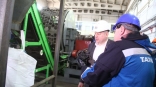 Мэр Омска Шелест привез грузовик старых покрышек на предприятие по переработке шин