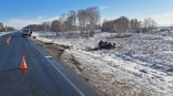 Один человек погиб и трое пострадали после переворота машины в Омской области