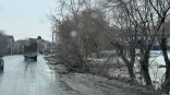 В Омске подмыло дорогу по улице в Старом Кировске