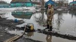 Глава Одесского района Омской области принялся спасать затопленные дома