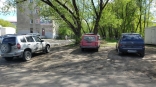 Омичей призвали жаловаться на парковку на газоне в Омске
