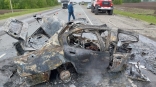Появились фото с места жуткой смертельной аварии с пожаром на омской трассе