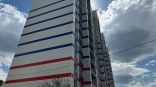 В Омске достраивают дом Минобороны с флагом на фасаде