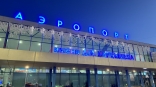 На фоне планов на Федоровку в омском аэропорту исполнили праздничные танцы в костюмах стюардесс
