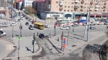 В Омске автобус с надписью «Дети» встал поперек Ленинградской площади