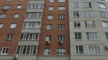 В Омске молодую девушку избили и сбросили с балкона дома