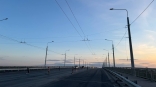 На Ленинградском мосту в Омске провели троллейбусные линии и нанесли разметку