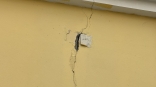 На здании омского училища имени Шебалина порвало маяк для замеров трещины