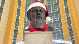«Жест заботы»: в омском Миннауки ответили на критику шапки Санта-Клауса на памятнике Достоевскому