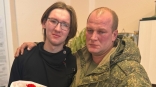 Студент омского колледжа трогательно встретил отца с СВО