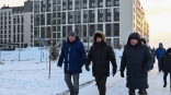 Виталий Хоценко и Сергей Шелест оценили ход строительства нового детсада в квартале Омска «Зеленая река»