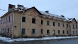 В Омске разобрали дом после капремонта крыши за 2,8 миллиона рублей