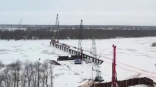 Губернатор Омской области показал кадры строительства моста через Иртыш