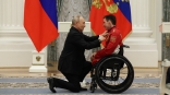 Президент Путин встал на колено при награждении паралимпийца Голубкова