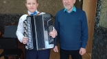 Первый замглавы Омского района Плукчи подарил баян юному ученику школы искусств