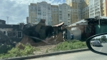 В плотном частном секторе Омска огонь уничтожил дом и перекинулся на соседние