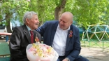 Мэр Шелест лично поблагодарил омского ветерана за подарок
