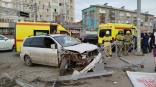 В Омске машина в жутком ДТП снесла забор у автобусной остановки: фото