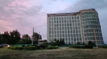 Гостиницу-недострой «Хилтон» у омского Телецентра решили законсервировать