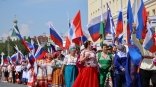 Парад национальностей в Омске прошел под песню «Катюша»: фото и видео с места событий
