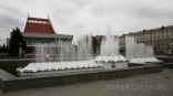 Омские дети устроили аквапарк в фонтане у музыкального театра