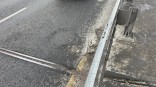 На Ленинградском мосту в Омске после жары поплыл асфальт