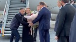 Хоценко встретил Матвиенко в Омске с шикарным букетом