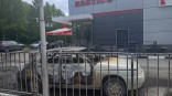 У «Ростикса» в омских Нефтяниках дотла сгорел автомобиль – ФОТО