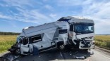Полный туристов автобус попал в массовое ДТП с грузовиками под Омском