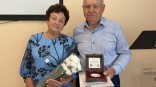 Омской семье заводчан на полувековую свадьбу вручили медаль