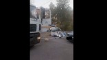 Омичи блокируют переполненные баки от мусоровозов