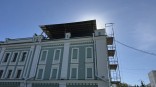 На крыше омского драмтеатра появилась деревянная мансарда