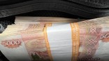 Омич собирался вылететь за рубеж с чемоданом контрабандных денег
